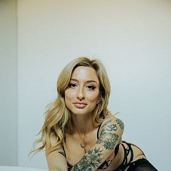 SEASON 6 &bull;&nbsp;KATHRYN MAE &bull; EDITORIAL SET